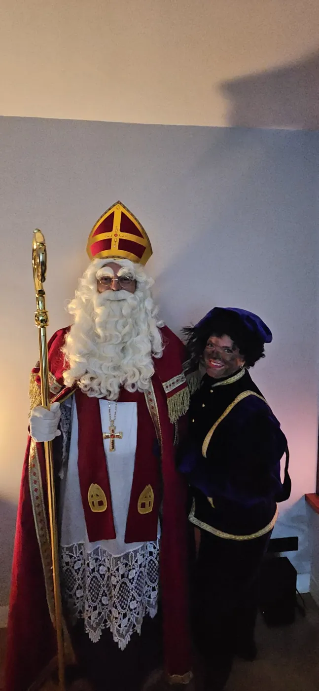 Sinterklaas en Piet in een woonkamer